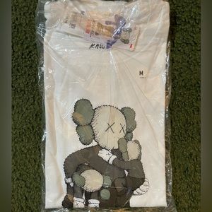 KAWS UNIQLO LAST COLLAB SIZE MEDIUM BRAND NEW WITH TAGS
